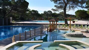3 albercas al aire libre, acceso de 10:00 a 19:00, y camastros