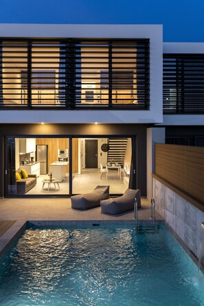 Outdoor pool, pool umbrellas, pool loungers - Momentum Villas (Rhodes)