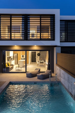 室外游泳池,池畔遮阳伞,日光浴躺椅