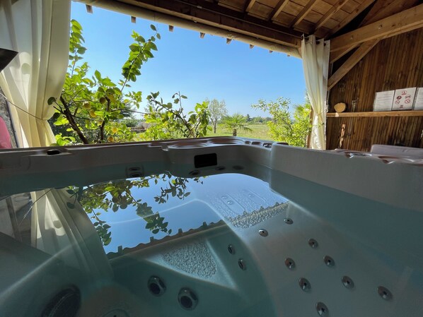 Bain à remous extérieur