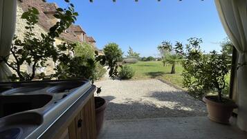 Una cocina con vistas a un sendero de grava que conduce a una casa.