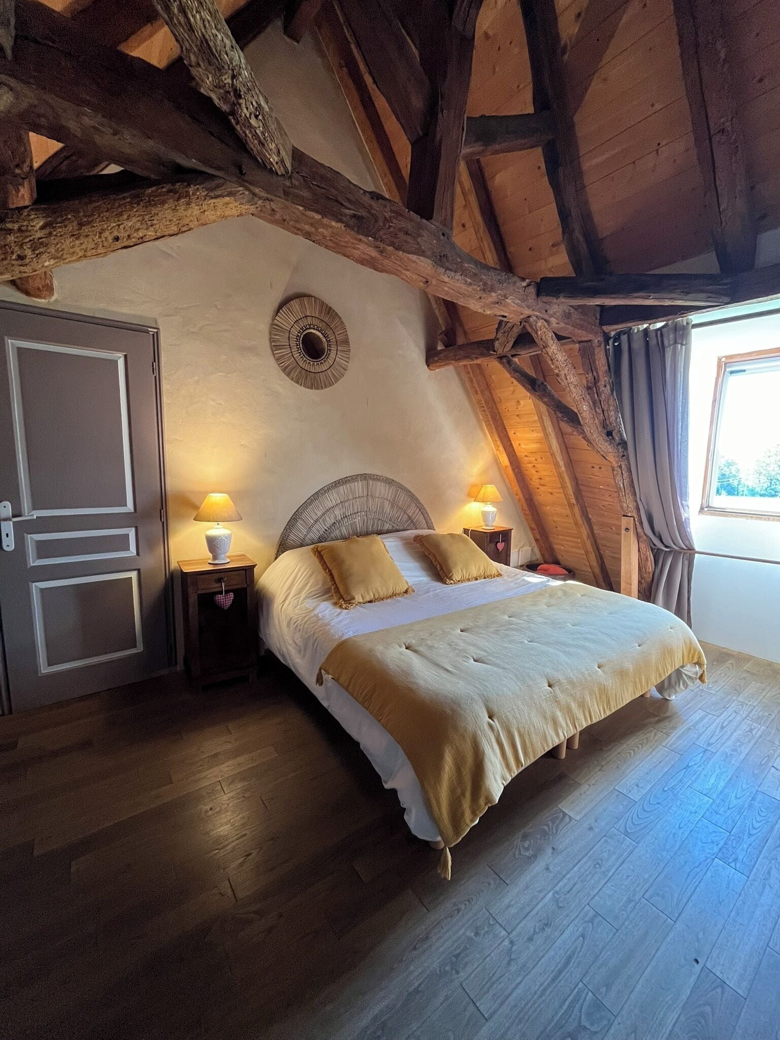 Bureau, chambres insonorisées, lits bébé (gratuits), Wi-Fi gratuit