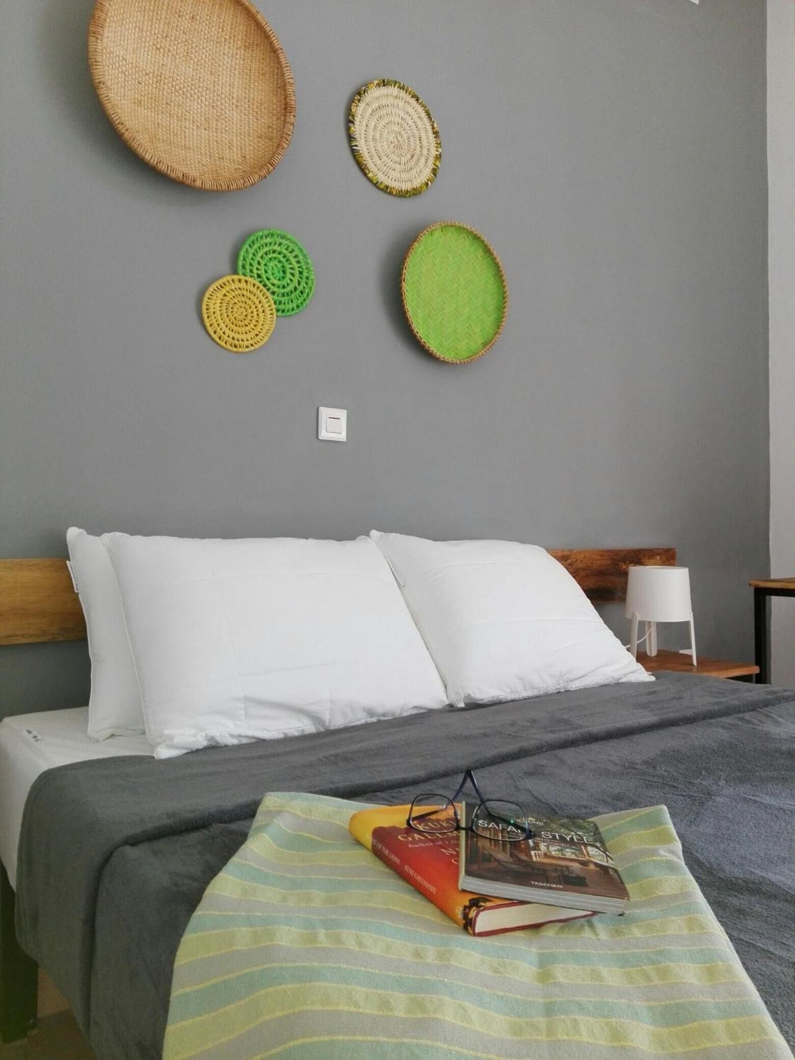 Escritorio, wifi gratis, ropa de cama