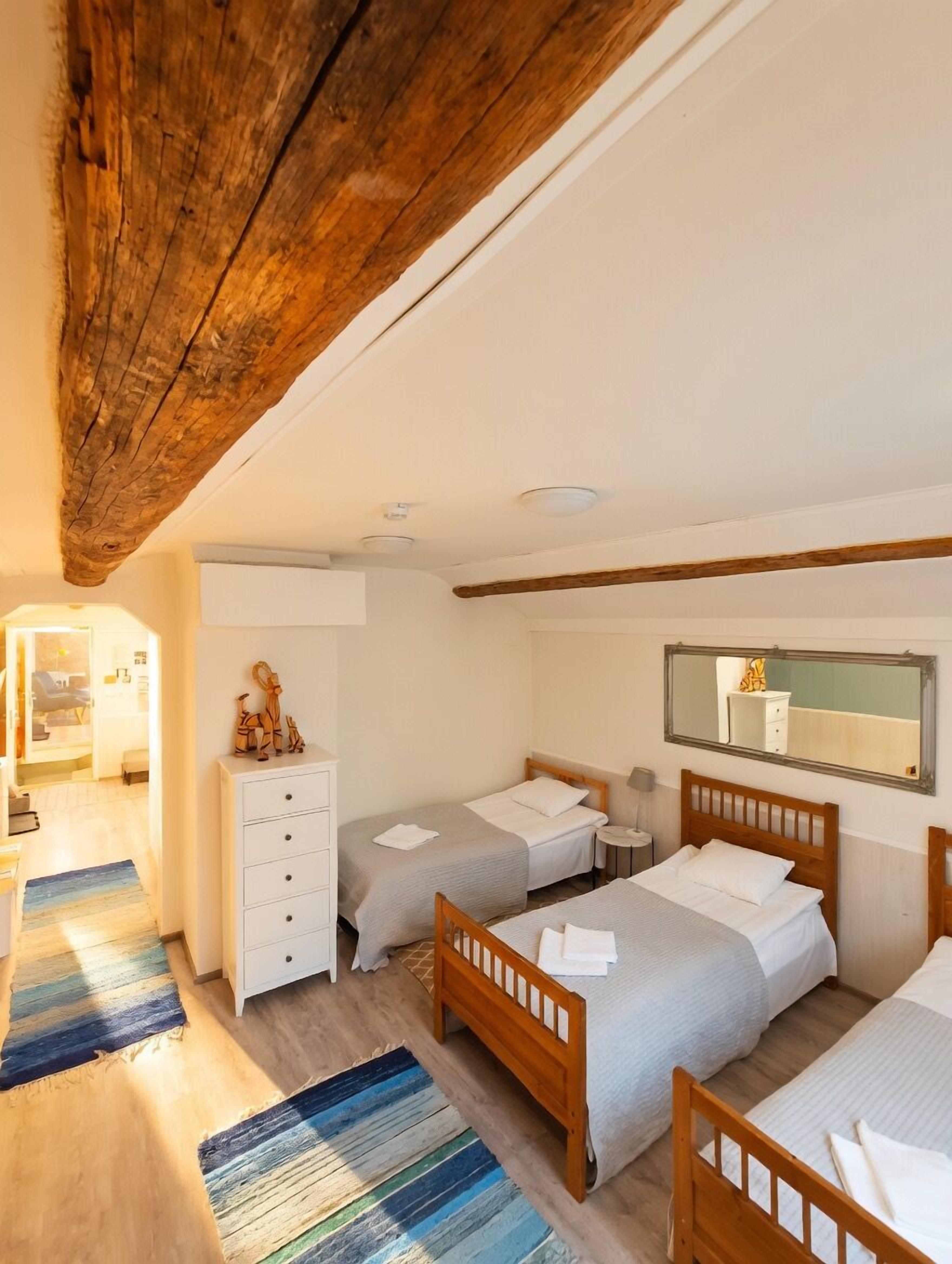 Romantic Apartment, 2 Bedrooms | 1 bedroom, individually decorated, individually furnished