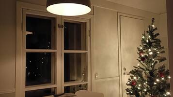 Apartamento romântico, 2 quartos | Área de estar | TV LED