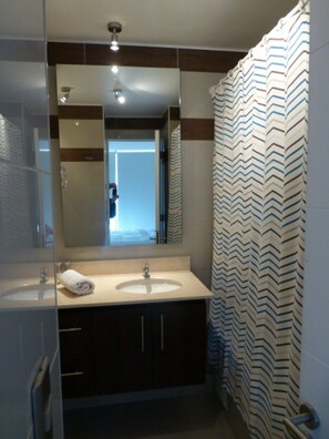 Apartment, 1 Doppelbett und Schlafsofa, Nichtraucher | Badezimmer | Dusche, kostenlose Toilettenartikel, Handtücher