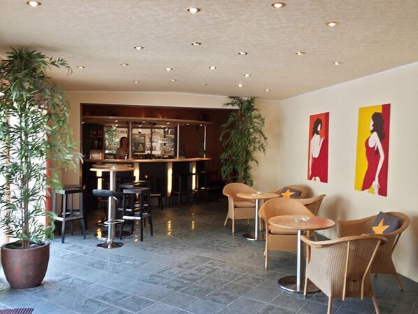 Bar (on property) - Hotel Merkur Garni (Giesen)