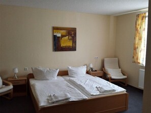 Double Room | Desk, free WiFi, bed sheets