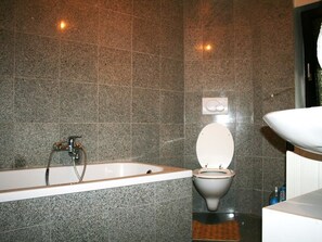 Pancuran mandi, tuala disediakan, tisu tandas 