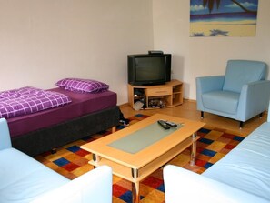 Studio | Peti besi dalam bilik, meja, kalis bunyi, seterika/papan seterika 