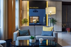 تلفزيون بشاشة مسطحة بحجم 32-بوصة يعرض قنوات فضائية، تلفزيون، مدفأة