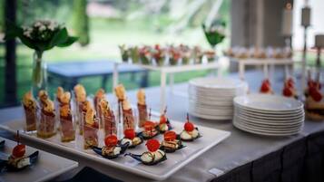 Free daily buffet breakfast