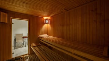 Salas de tratamiento para parejas, un sauna, una bañera de hidromasaje