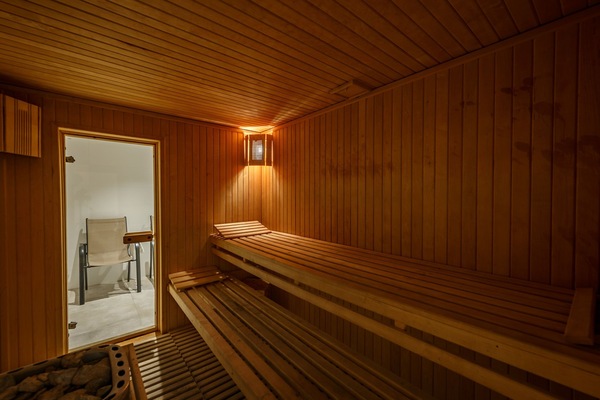 Salas de tratamiento para parejas, sauna y tina de hidromasaje
