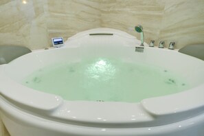 Suite, Hot Tub (3) | Bathroom | Free toiletries, hair dryer, bathrobes, slippers - Ladomir Perovo (Moscow)