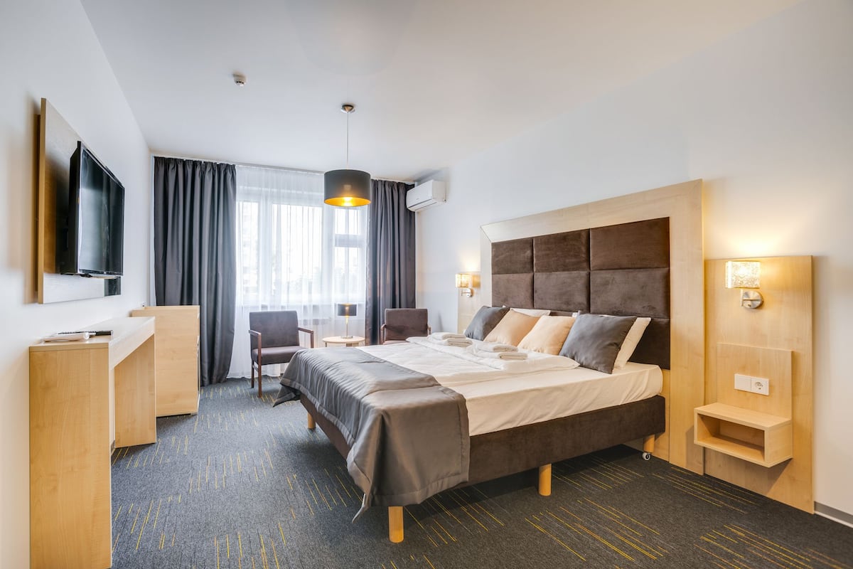 Suite, Hot Tub (3) | Desk, iron/ironing board, free WiFi