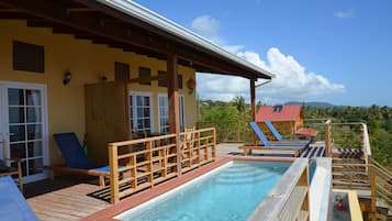 Piscine extérieure, chaises longues