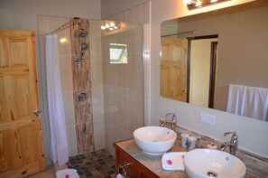 Shower, towels, toilet paper - Kaye Coco (Choiseul)