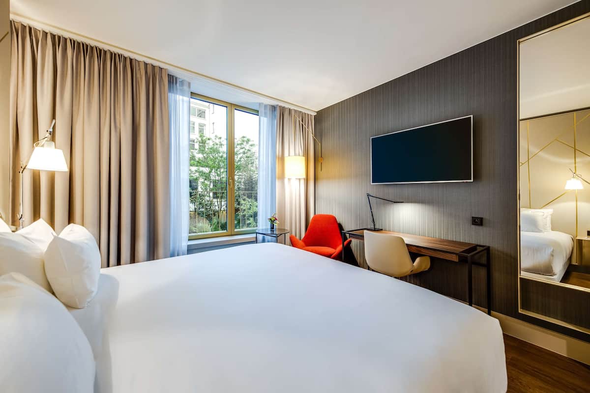 Premium Room | 1 bedroom, minibar, in-room safe, desk