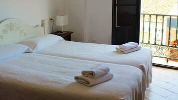 Superior tweepersoonskamer | Donsdekens, verduisterende gordijnen, een strijkplank/strijkijzer