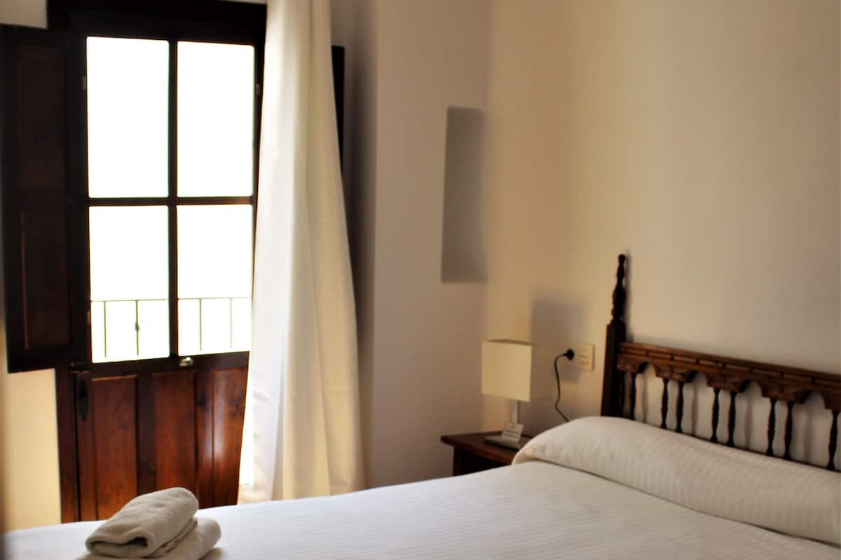Habitación doble | Edredón, cortinas blackout, tabla de planchar con plancha y cunas