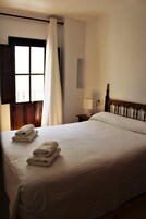 Habitación doble | Cortinas opacas, tabla de planchar con plancha, wifi gratis