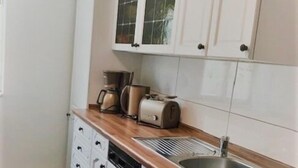 Cafetera/tetera, refrigerador con freezer, microondas, horno