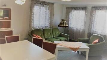 Grand-Apartment | Wohnzimmer | Flachbildfernseher