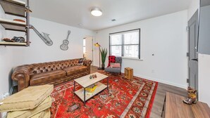 Living room - Stunning Rustic 5bd in Prime Location! (Nashville)