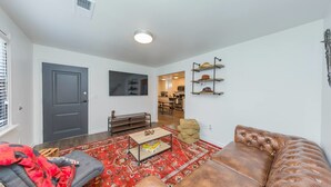 Living area - Stunning Rustic 5bd in Prime Location! (Nashville)