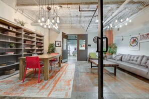 Departamento (1 Bedroom) | Sala de estar | Televisión