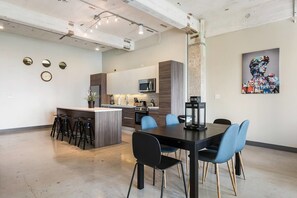 Dining - Downtown Dallas Gorgeous 3 BD, Pool & Gym (Dallas)