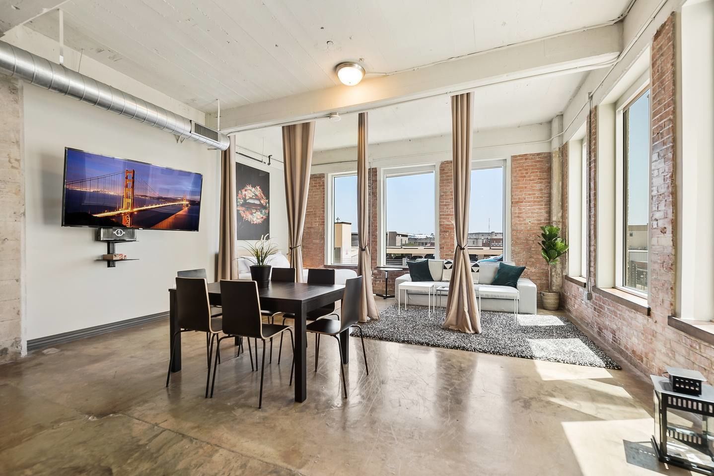 Apartment (3 Bedrooms) | Living area