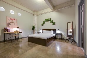 A bedroom with a bed, desk, chair, bedside tables, and a mirror. - 3 Bedroom Unit in Downtown Dallas with Pool & Gym (Dallas)