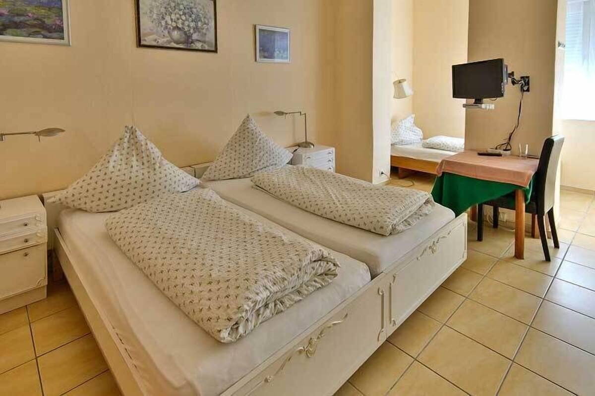 Ropa de cama hipoalergénica, caja fuerte, escritorio