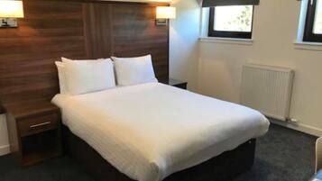 Double Room | Desk, iron/ironing board, free WiFi, bed sheets