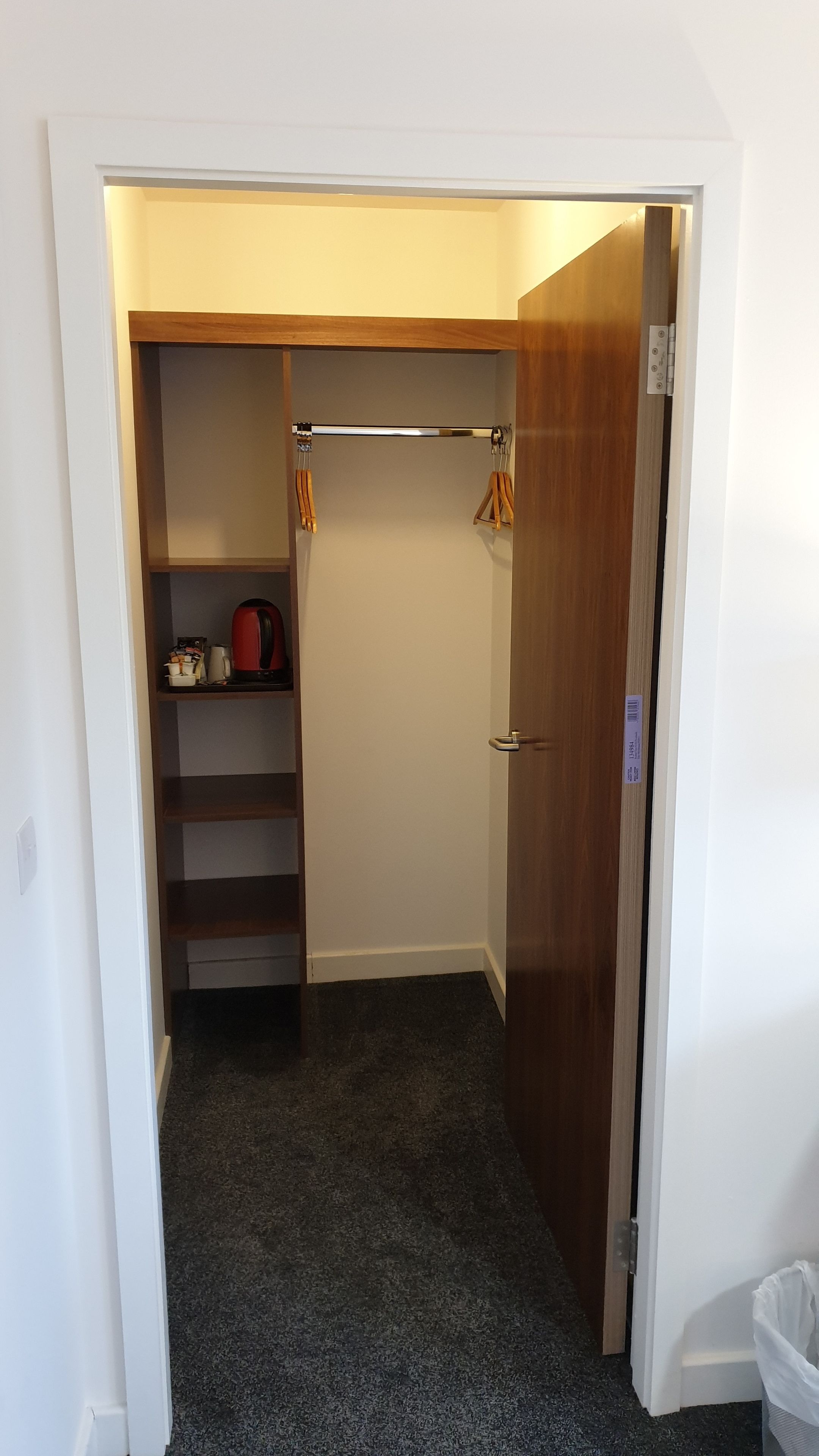 twin room | desk, iron/ironing board, free wifi, bed sheets