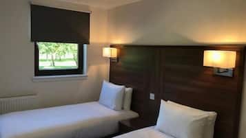 Escritorio, tabla de planchar con plancha, wifi gratis y ropa de cama