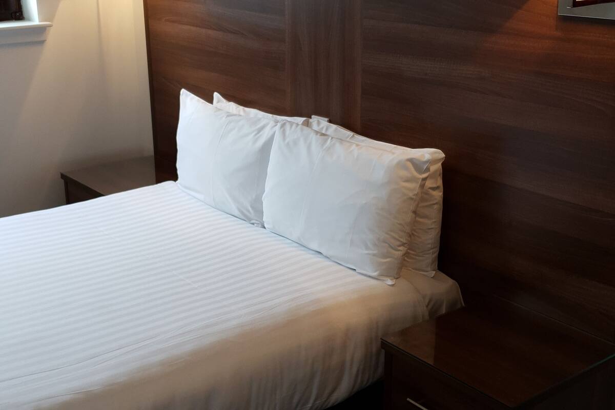 double room | desk, iron/ironing board, free wifi, bed sheets