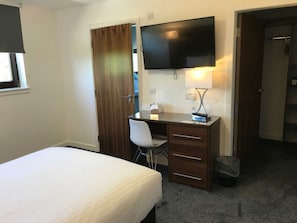 Double Room | Desk, iron/ironing board, free WiFi, bed sheets - Premier Lodge (Grangemouth)