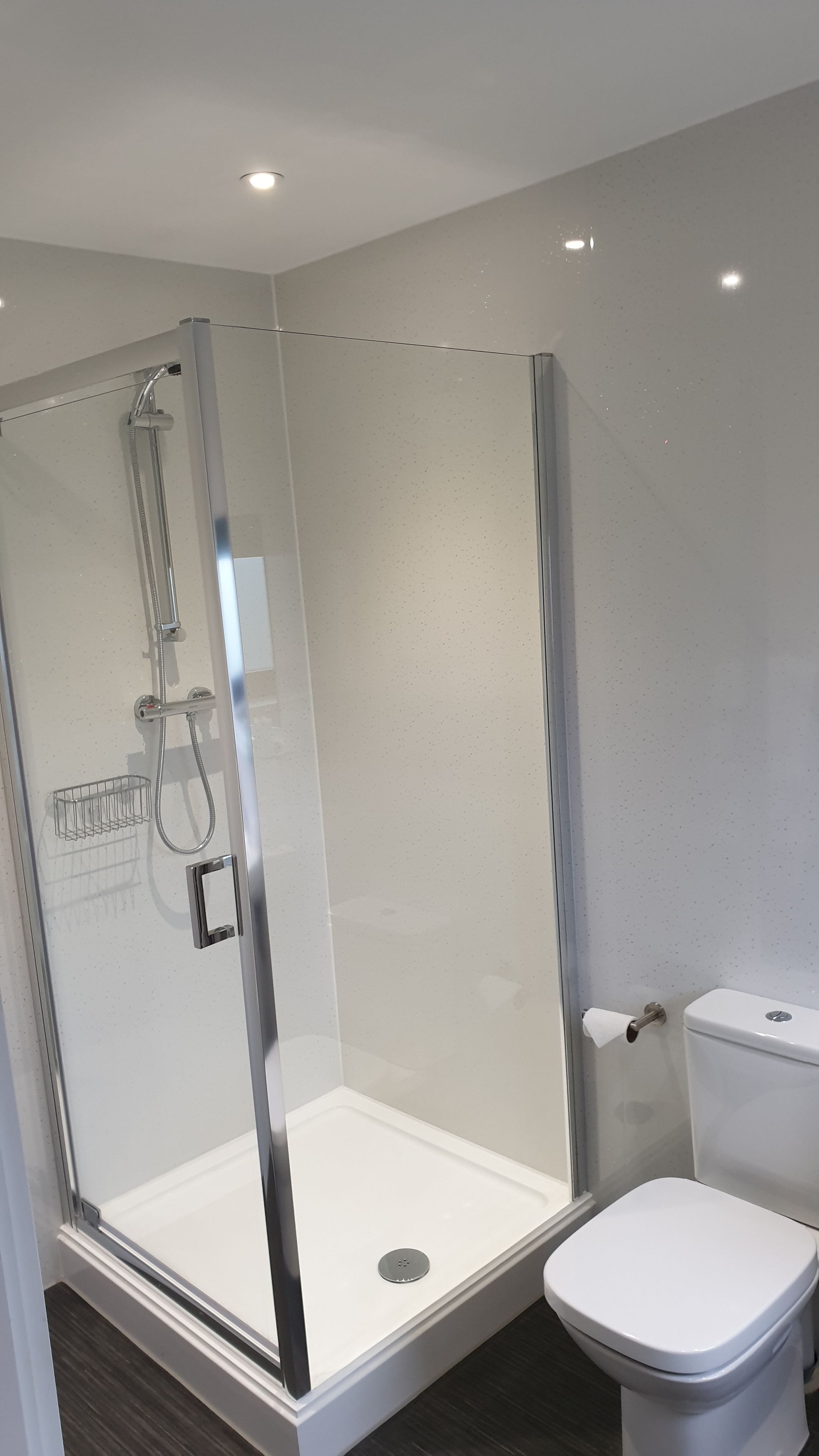 twin room | bathroom shower