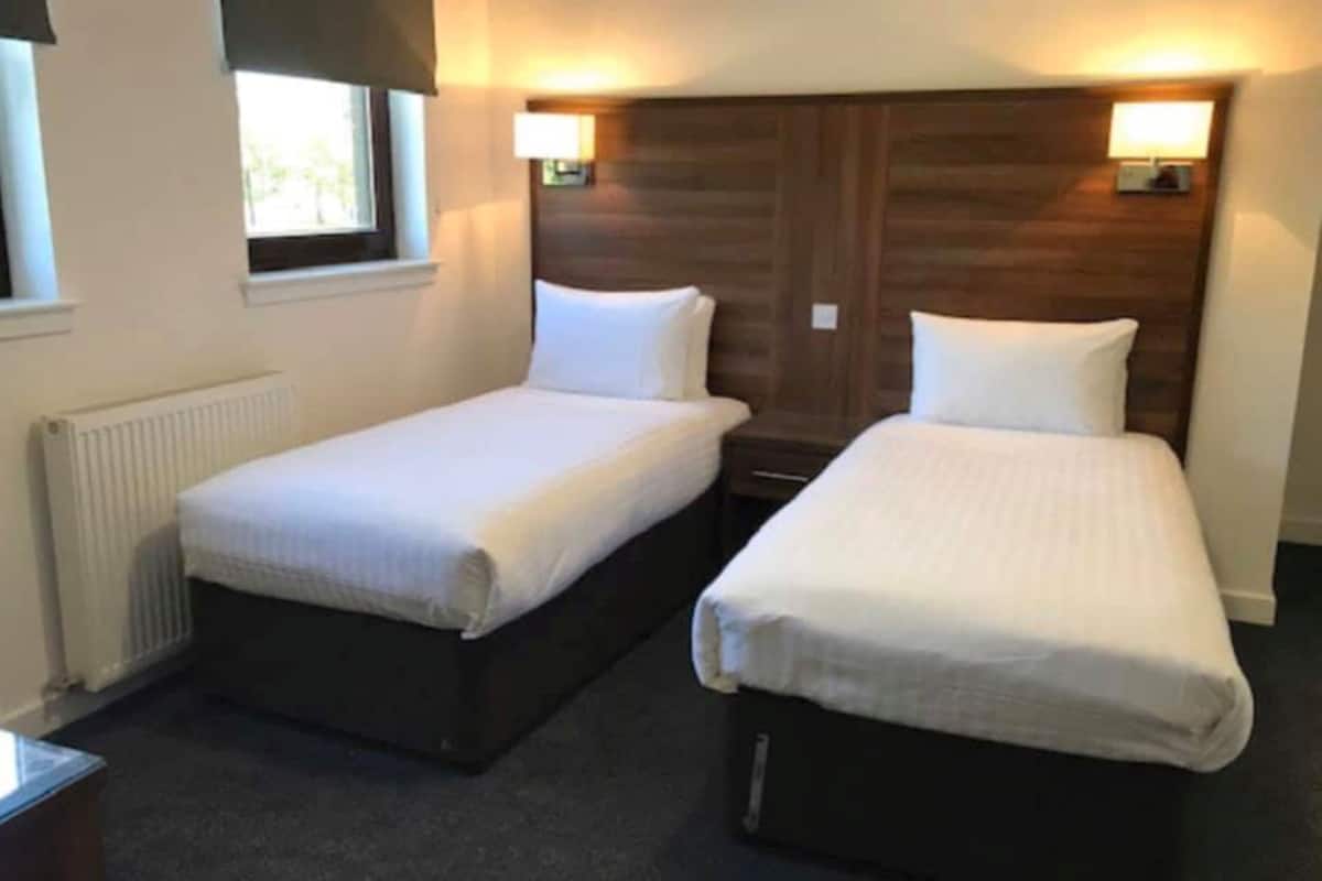 twin room | desk, iron/ironing board, free wifi, bed sheets