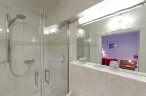 Habitación doble, 1 cama matrimonial | Baño | Regadera, secadora de cabello, toallas, jabón