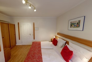Habitación doble, 1 cama matrimonial | Espacio para trabajar con laptop, cortinas blackout y wifi gratis