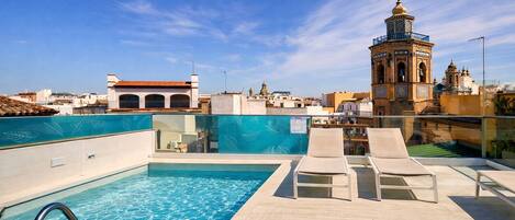 Una piscina al aire libre de temporada