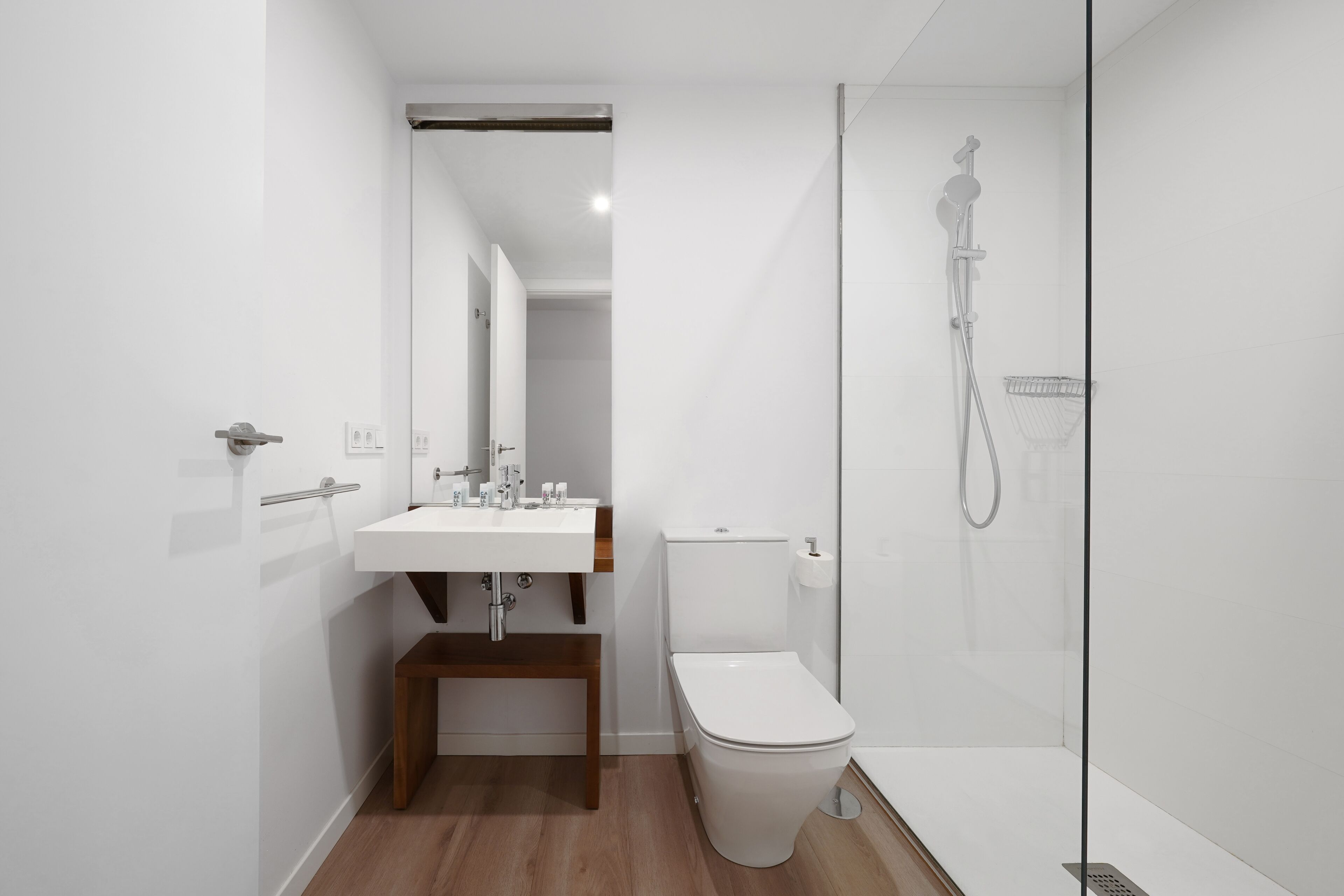 Ein modernes Badezimmer mit Waschbecken, Toilette und einer Duschkabine.