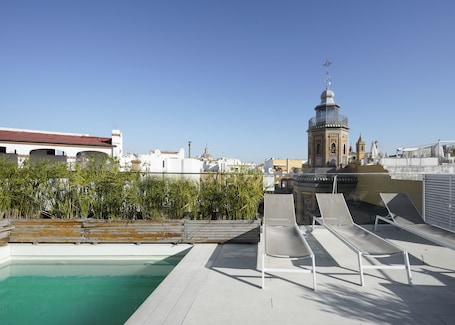 Una piscina al aire libre de temporada