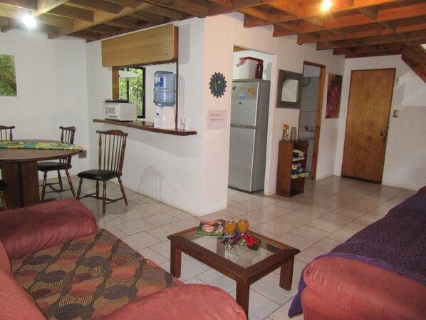 Family House, 3 Bedrooms, 2 Bathrooms, Valley View | Living room