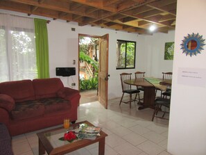 Maison Familiale, 3 chambres, 2 salles de bains, vue vallée | Salle de séjour | Télévision, lecteur de DVD