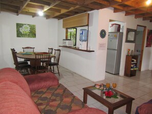 Maison familiale, 3 chambres, 2 salles de bains, vue sur la vallée | Salle de séjour | Téléviseur, lecteur de DVD